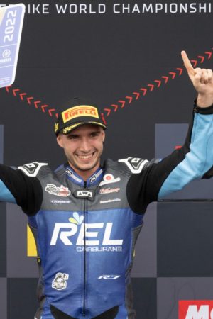 Michael-Girotti-incoronato-vincitore-della-Yamaha-R7-SuperFinale-2022-a-Montmelo-scaled