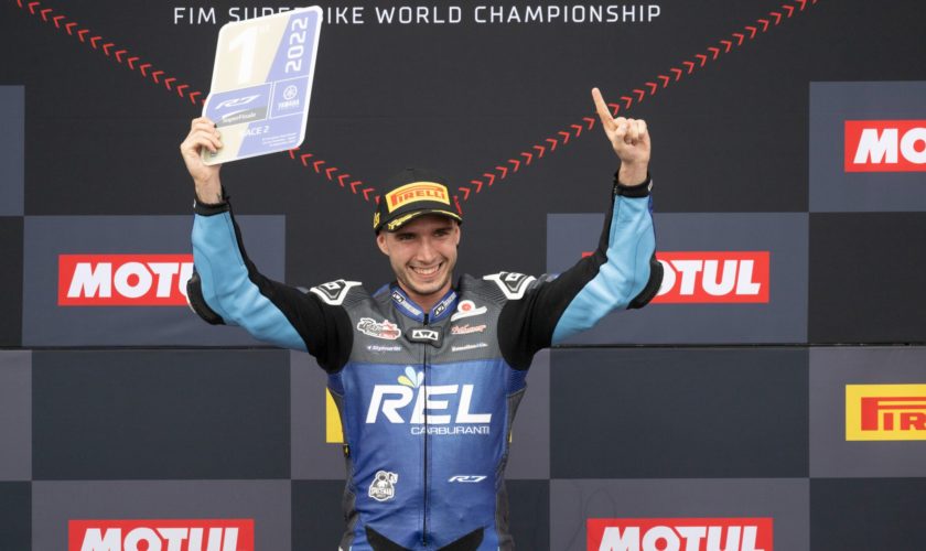 Michael-Girotti-incoronato-vincitore-della-Yamaha-R7-SuperFinale-2022-a-Montmelo-scaled